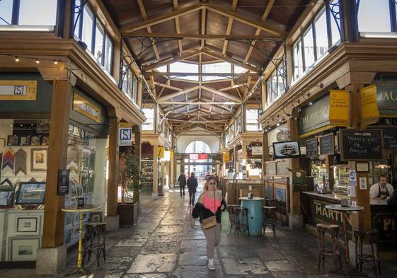 Pasillo central del Mercado del Este, en el que conviven establecimientos de hostelería con negocios de otros sectores.