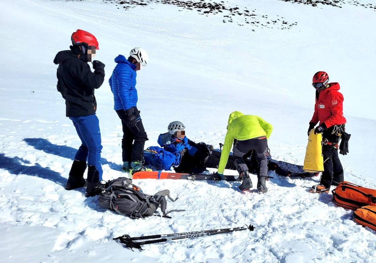 Momento en el que el esquiador accidentado es atendido por personal del equipo de intervención de Protección Civil del Gobierno de Cantabria