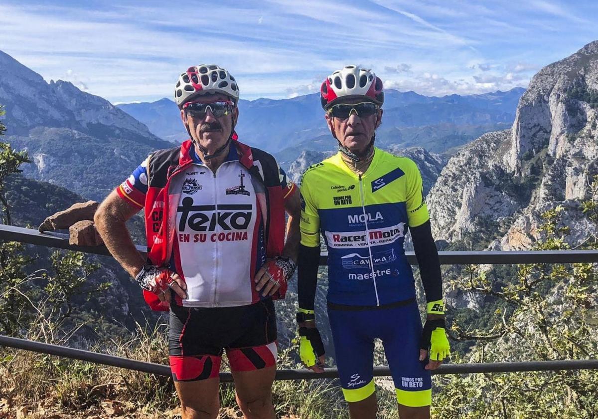 Florentino Gómez, a la derecha, junto a su amigo Nino Ruiz, en una de sus salidas en bicicleta por la región