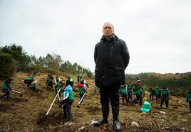 Fernando Méndez Leite, presidente de la Academia de Cine, durante la reciente plantación en Udías, reflejada en la gala de los Goyas