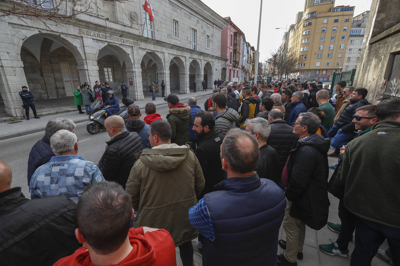 Los representantes de los trabajadores atienden a los medios de comunicación durante la protesta