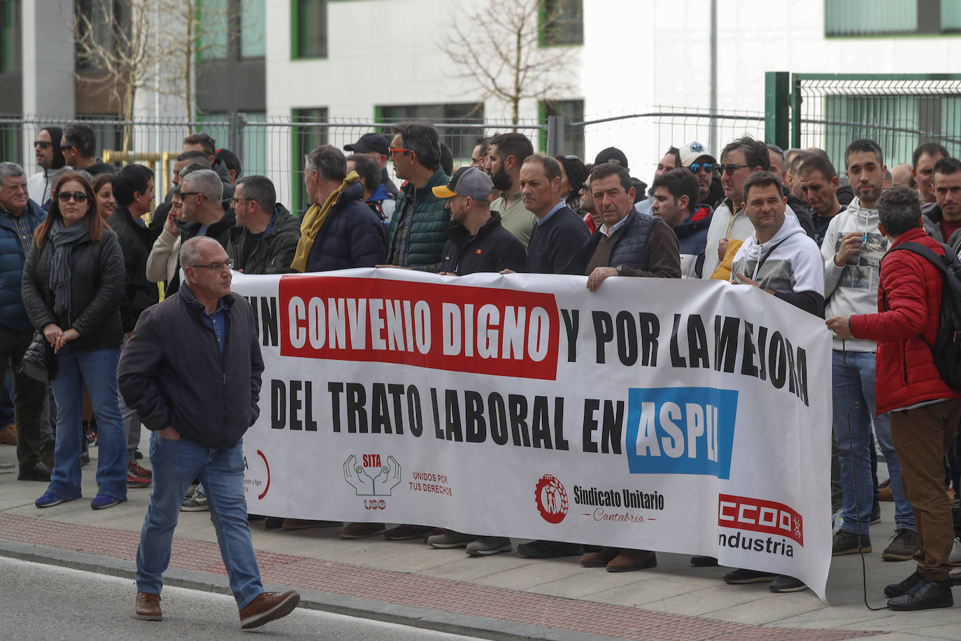 La protesta estuvo dominada por el sonido de los silbatos y los campanos