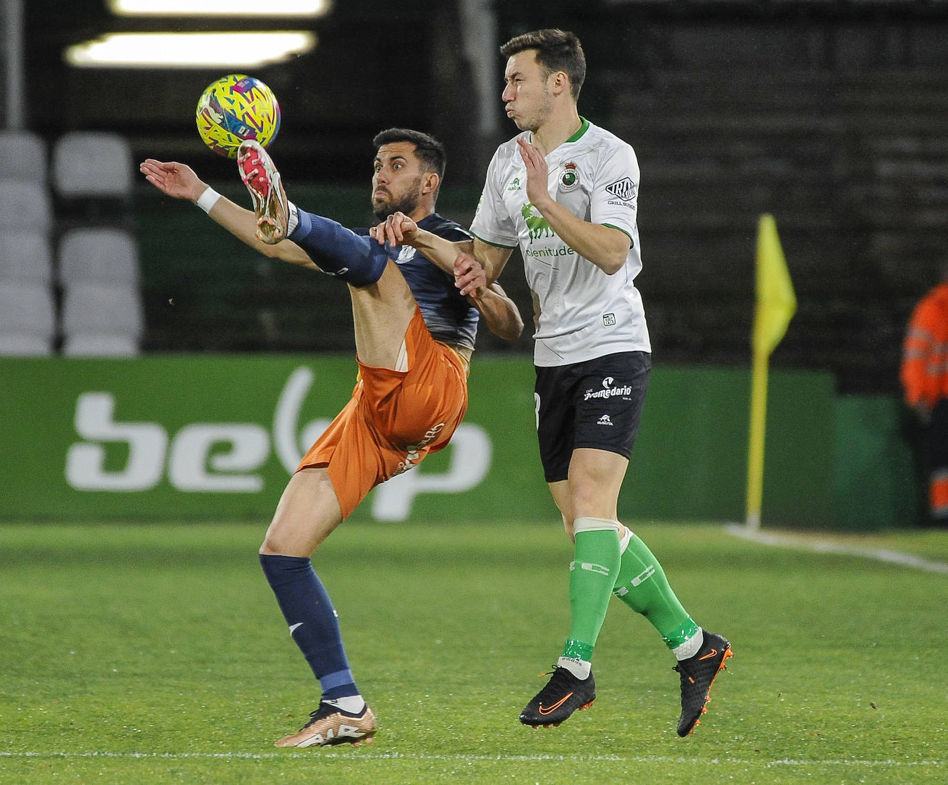 Saúl García, que ayer volvió a la titularidad, pugna por un balón con un rival. 