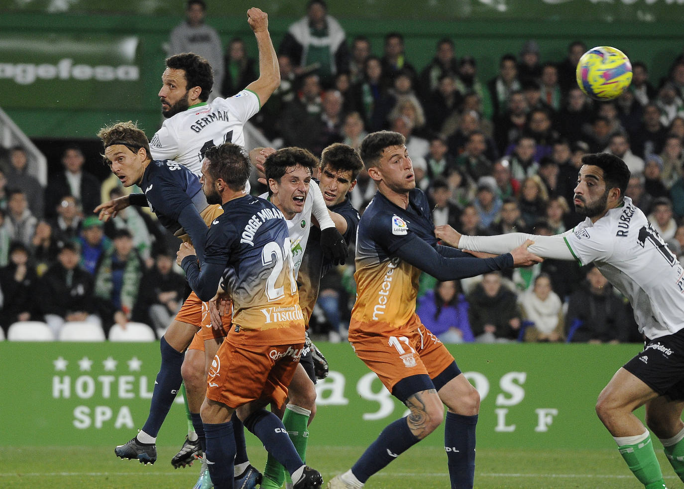 Germán peina el balón, a la salida de un córner, que llegaría a Baturina para que el croata marcase el 1-0. 