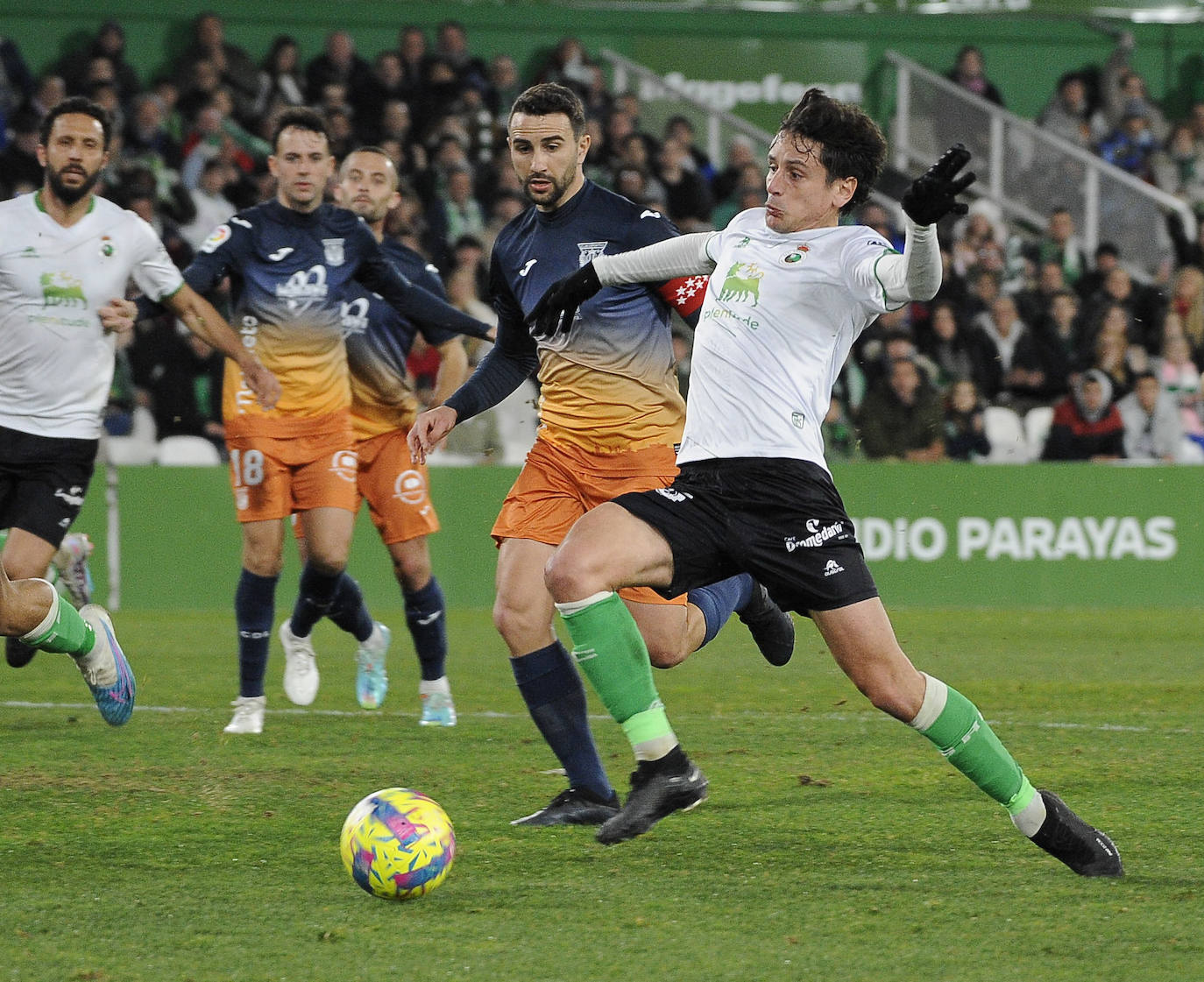 Marco Sangalli, que se estrenó como titular, trata de alcanzar un balón en el área pepinera. 