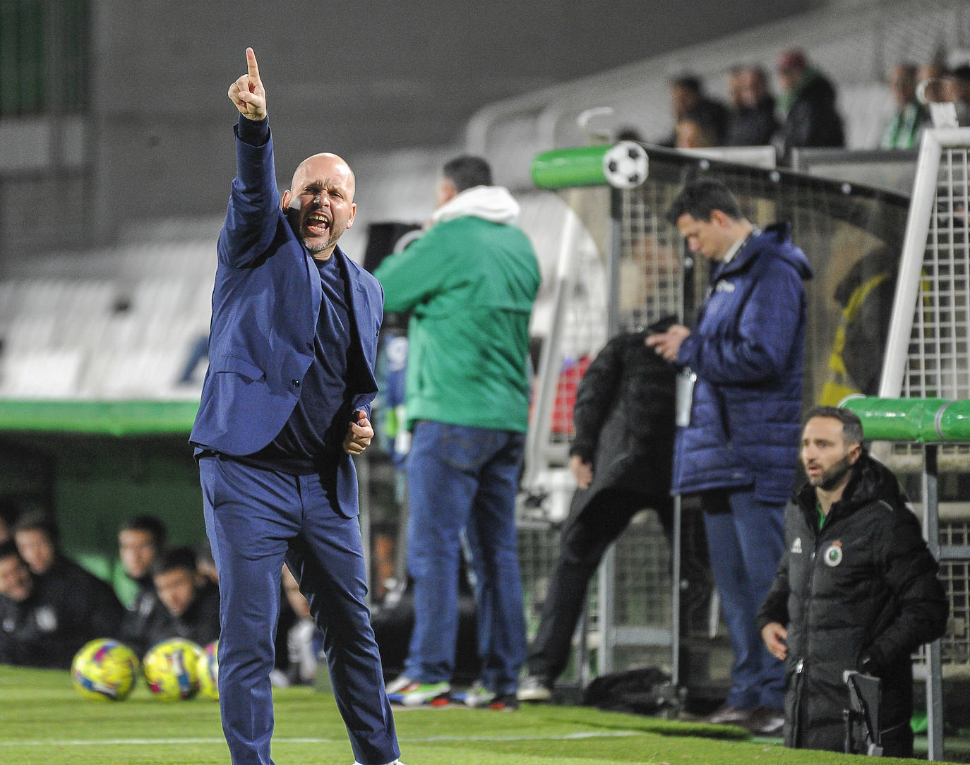 El entrenador del Racing, José Alberto, da instrucciones a sus futbolistas en un momento de la primera mitad. 