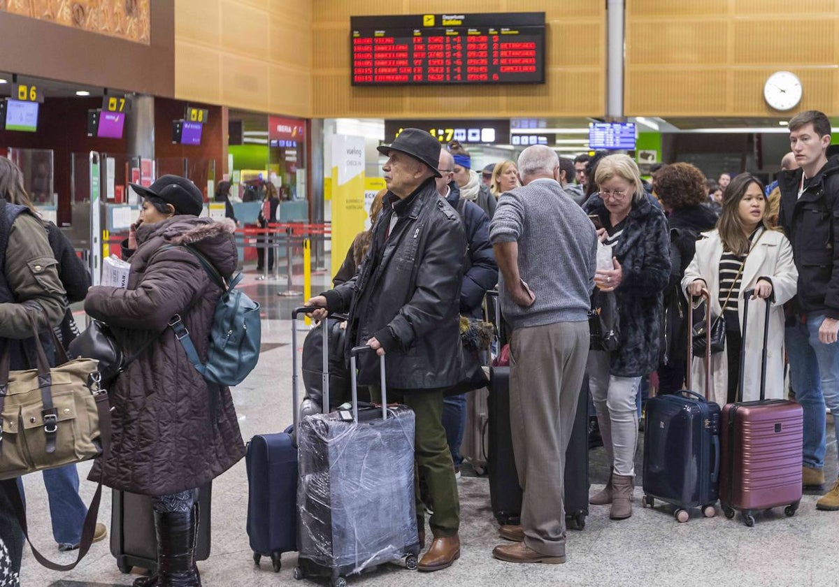 Pasajeros ante los mostradores del Seve