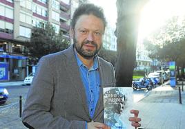 David López muestra su última novela en la céntrica Avenida Menéndez Pelayo.