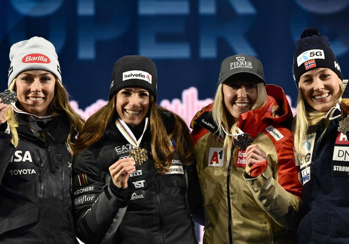 Las medallistas Marta Bassino (oro); Mikaela Shiffrin (plata) y Cornelia Huetter de Austria y Kajsa Vickhoff Lie (bronce) durante el Mundial de Esquí Alpino FIS 2023 en Meribel