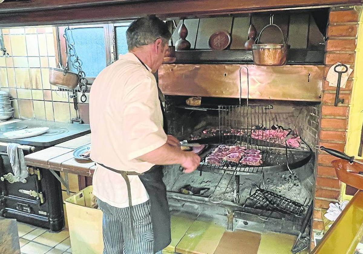 Alejandro Fernández lleva las riendas de la parrilla donde prepara carnes y pescados y consigue el punto.