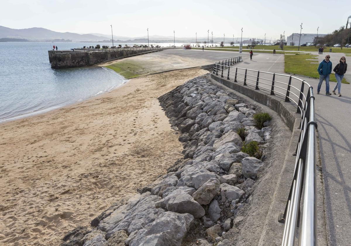 La nueva playa, ya consolidada, que se ha formado junto a la rampa que se usó en el Mundial de Vela