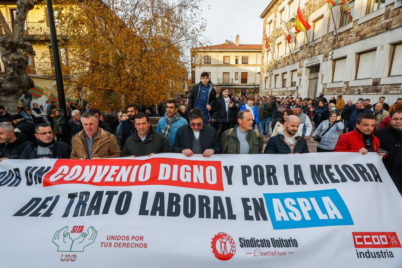 La marcha la encabezó el comité de empresa, sujetando la misma pancarta que en la primera manifestación: 'Por un convenio digno y por la mejora del trato laboral en Aspla'.