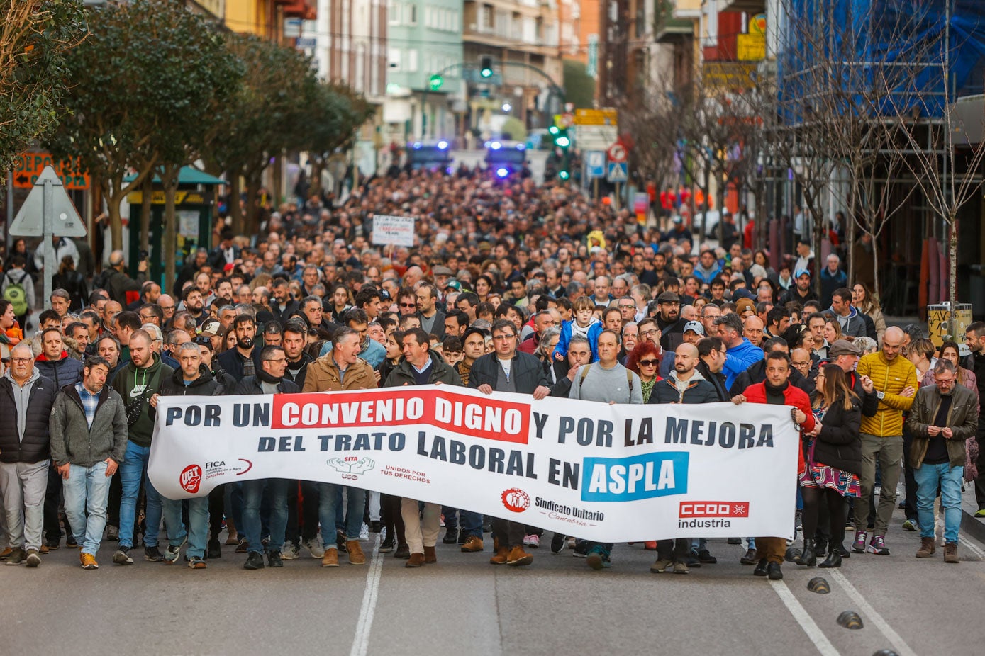 Se corearon los lemas habituales: 'Así, así, ni un paso atrás'; 'Esta dirección nuestra ruina son'; 'Manos arriba, esto es un atraco'; 'Si esto no se arregla, guerra, guerra y guerra'.