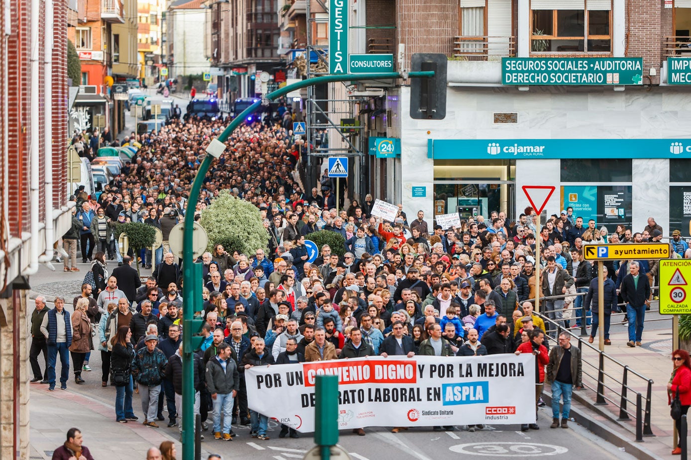 Como ya ocurrió en la primera manifestación celebrada el lunes de la semana pasada, la sociedad ha trasladado su apoyo a una plantilla formada por 485 personas entre las fábricas de Aspla de Torrelavega y Reocín