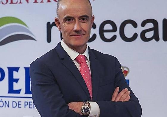 Fernando Soroa unos minutos antes de comenzar la Gala de Apebol en el Centro Cívico de Meruelo.