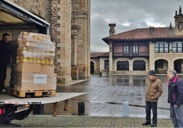 Entrega de los lotes de alimentos de la fundación Bathco para Cáritas en Los Corrales