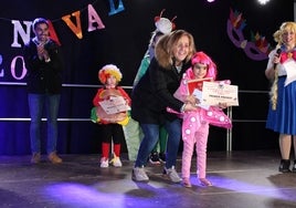 Imagen del premio de la ganadora infantil 'Estrella de mar' con la alcaldesa Pilar del Río