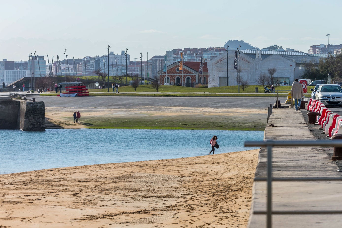 La nueva playa yaalcanza la rampa construida para el Mundial de Vela, lo que permite hacerse una idea de su extensión.