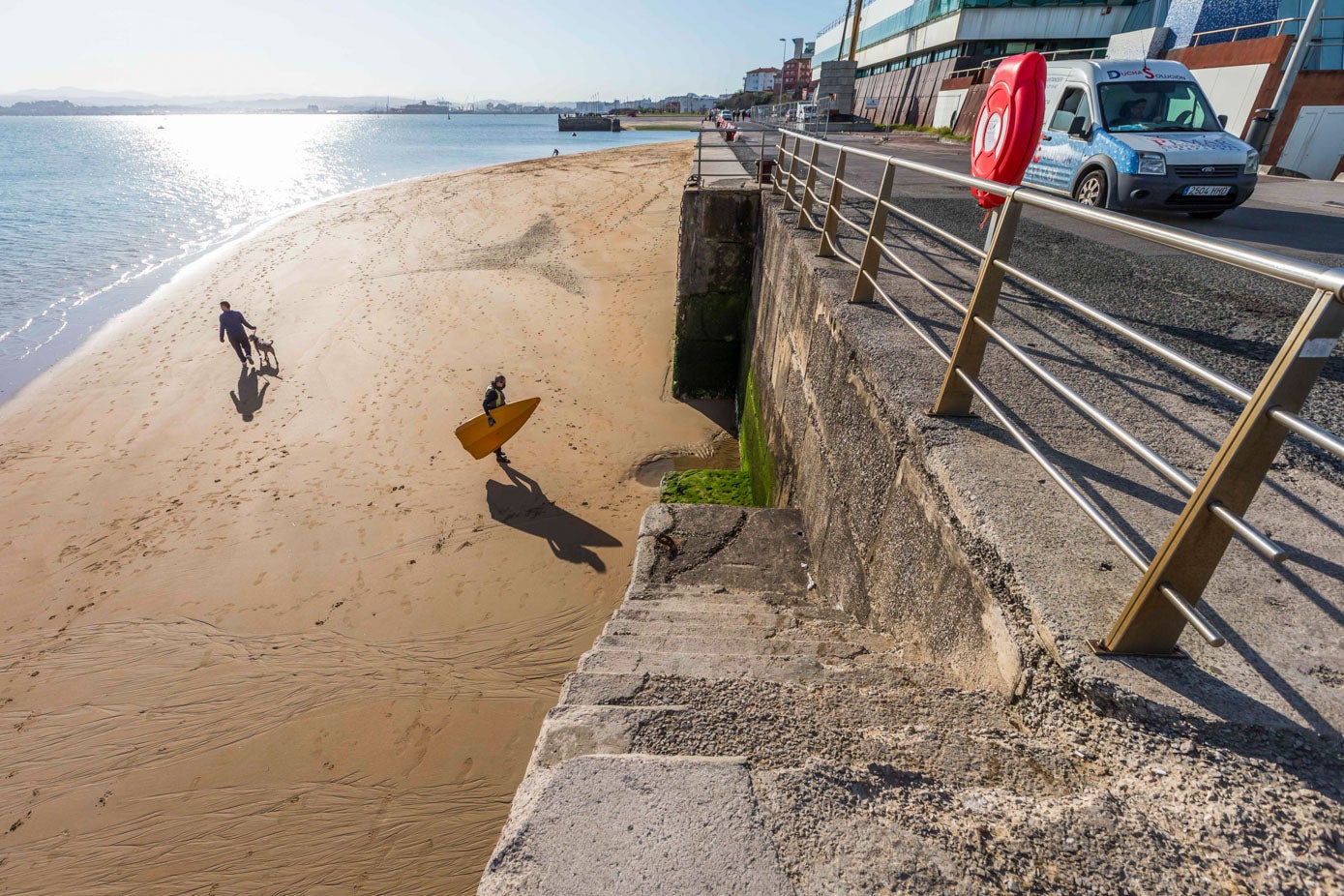 No es lugar para pescadores, aunque lo ha sido durante décadas. Cuando llega la bajamar, al paseo del Museo Marítimo le ha surgido un inesperado competidor: son muchos los que prefieren caminar por la arena.