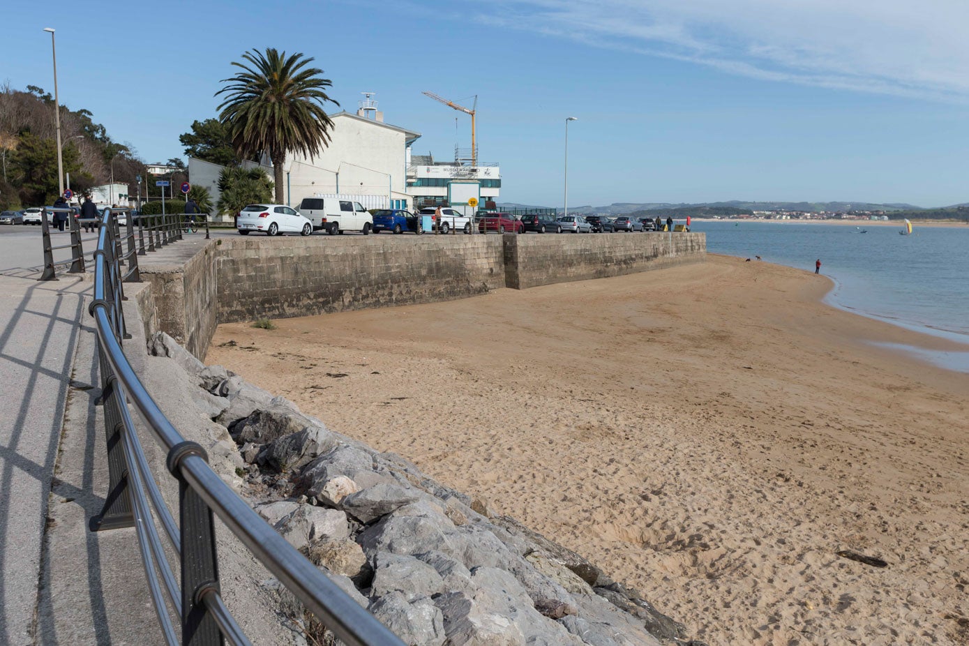 Aunque por el momento son zonas prohibidas al baño, la cantidad de arena puede 'invitar' a más de uno a aprovechar el lugar cuando las playas se llenen este verano.