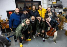 Nueve de los doce componentes de la Chirigota de Santoña, en el ensayo de la noche del pasado lunes en una de las bodegas del puerto