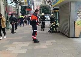 Los bomberos sofocando el pequeño incendio en el puesto de La Polar