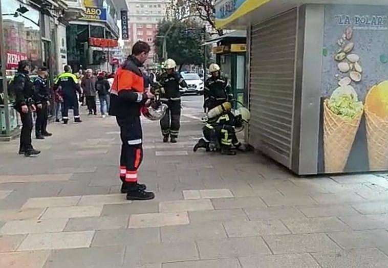 Los bomberos sofocando el pequeño incendio en el puesto de La Polar