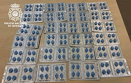 Pastillas localizadas en el interior de la mochila del joven