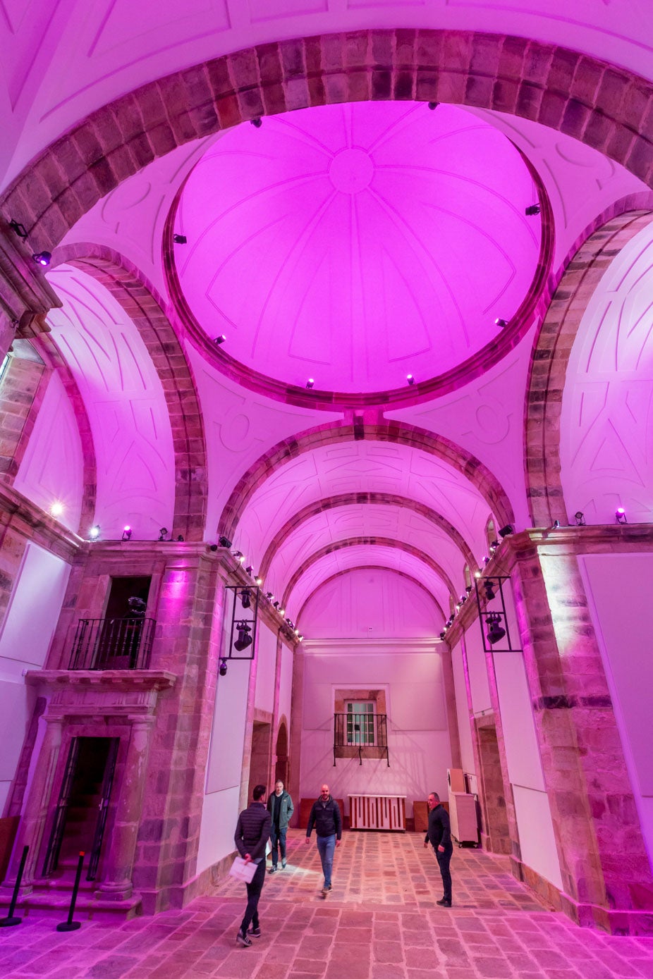 La capilla, con techos abovedados y una gran cúpula central, tiene capacidad para 120 personas.