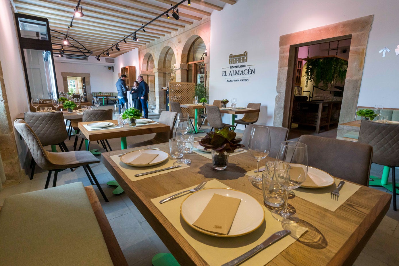 Interior del gatrobar El Almacén, donde pueden comer hasta 90 personas.