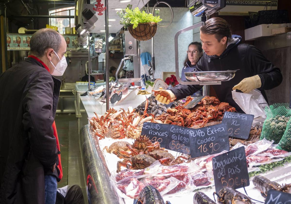 Un cliente en una pescadería del Mercado de la Esperanza de Santander.