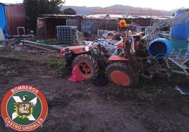 Imagen del tractor bajo el que ha quedado atrapado el trabajador rescatado