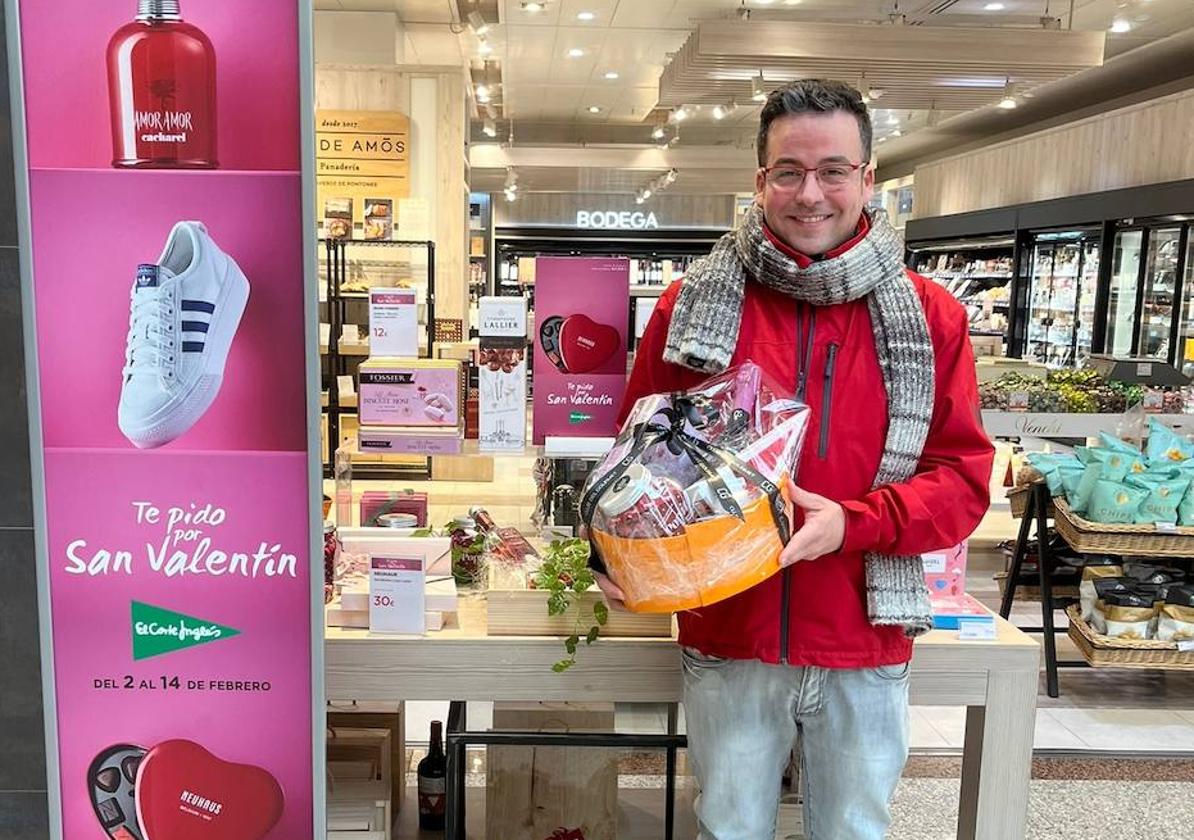 Pablo Lucio recogiendo su Cesta Gourmet en El Corte Inglés