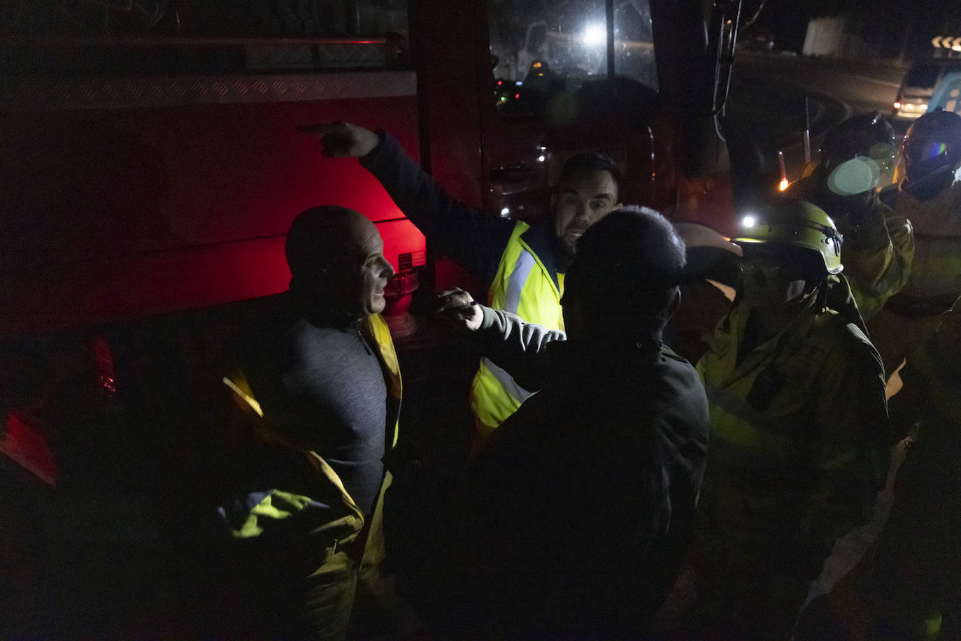 Agentes del Medio Natural analizando la situación del incendio esta madrugada durante las labores de extinción de Peña Cabarga.