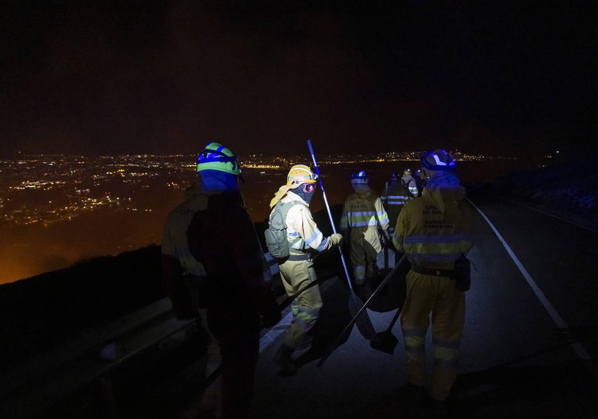 El fuego quema Peña Cabarga por varios focos