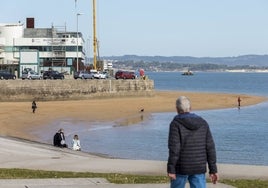 El ir y venir estos días de sol por la zona de la playa que se ha formado junto a la rampa que se usó para el Mundial