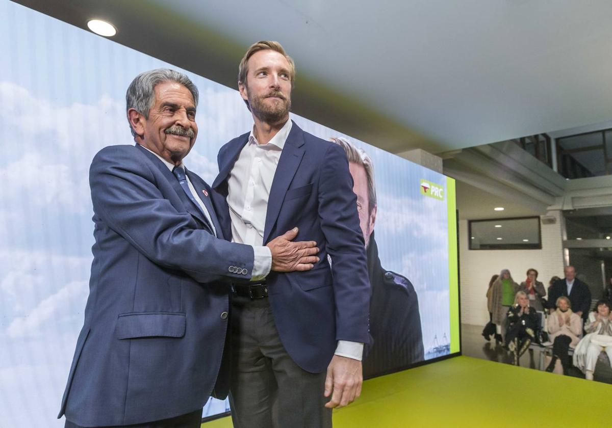 El presidente de Cantabria, Miguel Ángel Revilla, abraza a Felipe Piña.