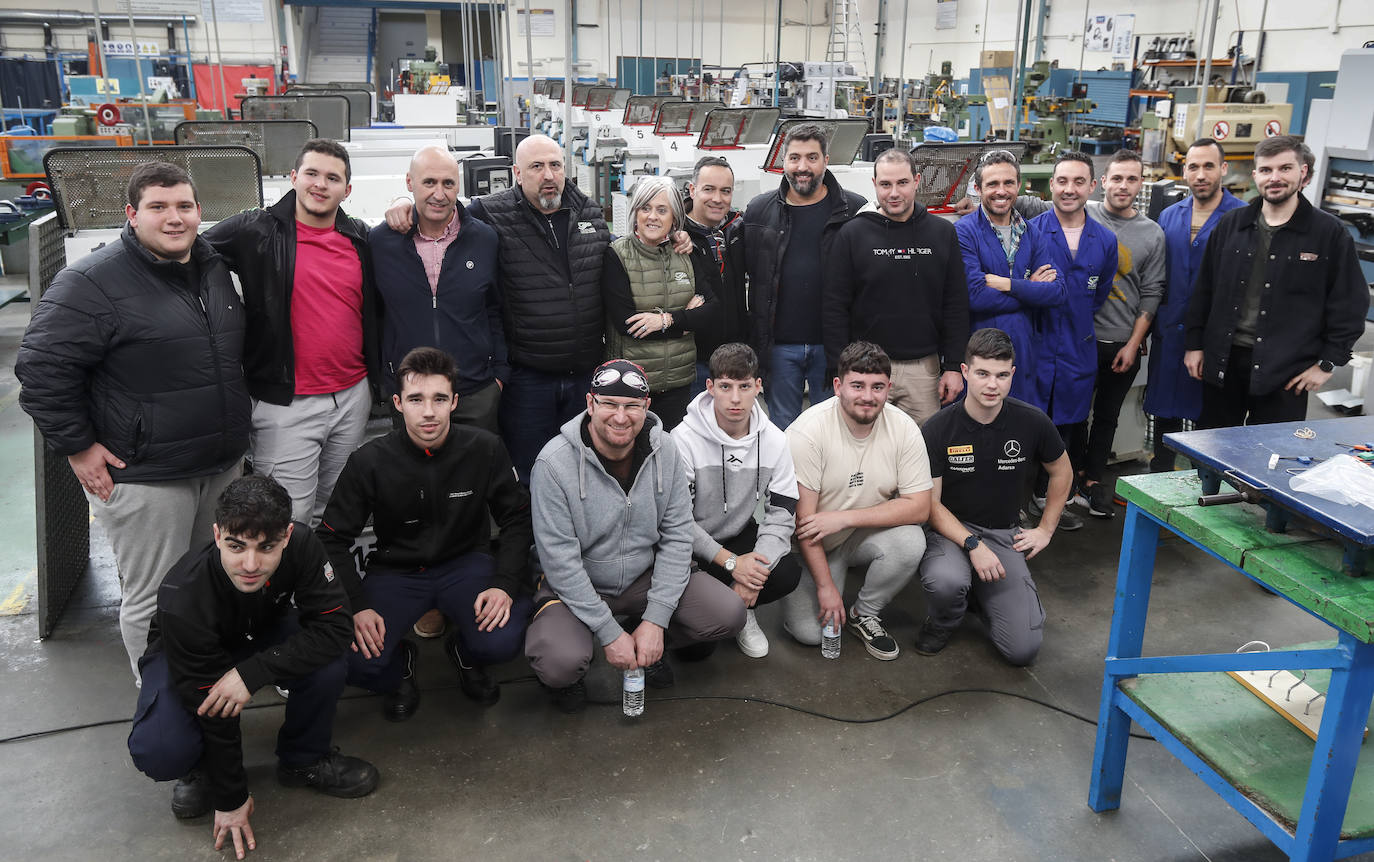 Alumnado y profesorado que ha participado en el segundo concurso de torneros de Cantabria celebrado en el CIFP Nº1 de Santander. 