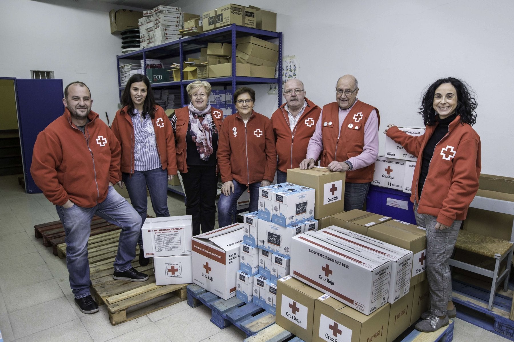 Grupo de voluntarios de la Cruz Roja de Cantabria que participa en el plan de lucha contra la pobreza, en 2018.