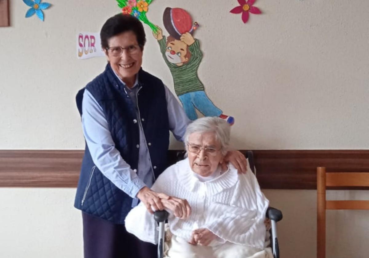 Sor María del Pilar junto a Sor María en la celebración de su centenario.