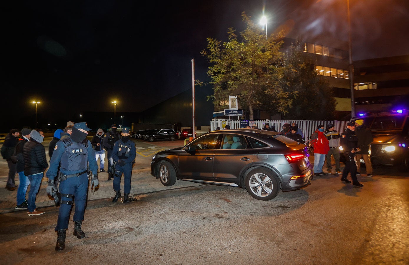 El despliegue policial para garantizar el derecho a entrar en la fábrica ha sido importante