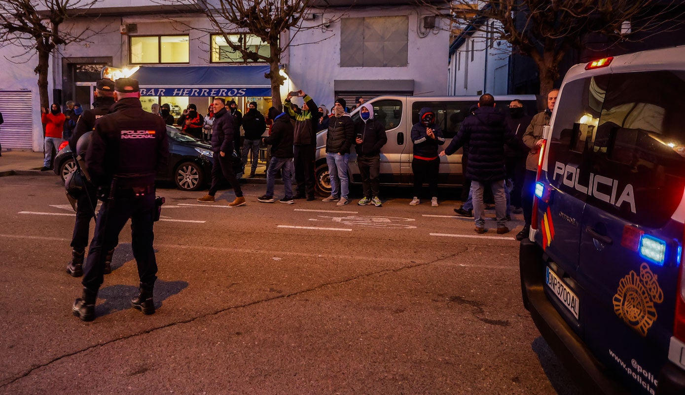 Los trabajadores que siguen en huelga, vigilados por agentes de la Policía Nacional