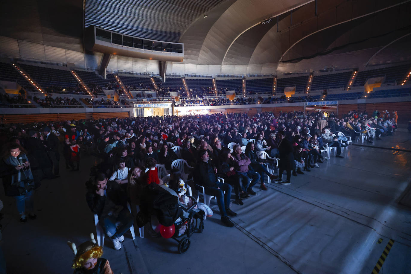 Cientos de vecinos de la capital cántabra se dieron cita en el Palacio de Deportes.