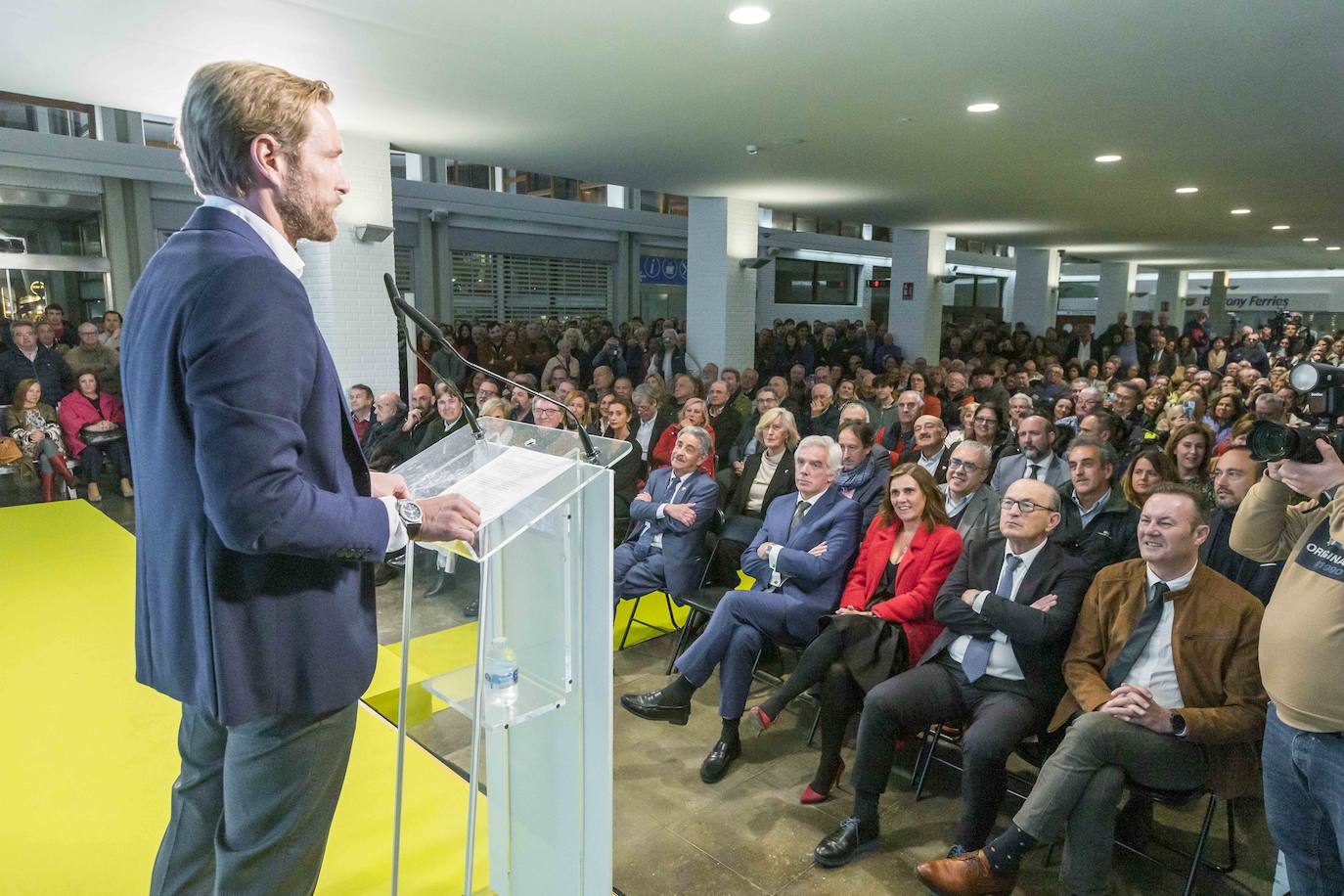 Felipe Piña durante su intervención en el acto de presentación de su candidatura a la Alcaldía de Santander. En primera fila, un sonriente Miguel Ángel Revilla, junto a sus consejeros en el Gobierno, José María Fuentes Pila, Pedro Hernando, Francisco Martín, el diputado José María Mazón y el alcalde de Torrelavega.