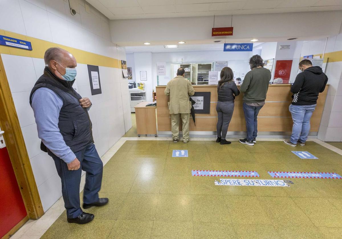 Usuarios en el centro de salud de la calle Isabel II de Santander.