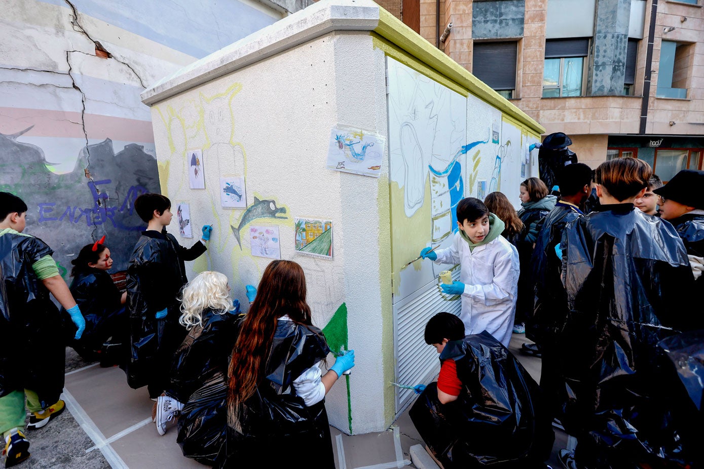 El colegio Cervantes de Torrelavega ha aplaudido esta actividad en la que han participado decenas de jóvenes. 