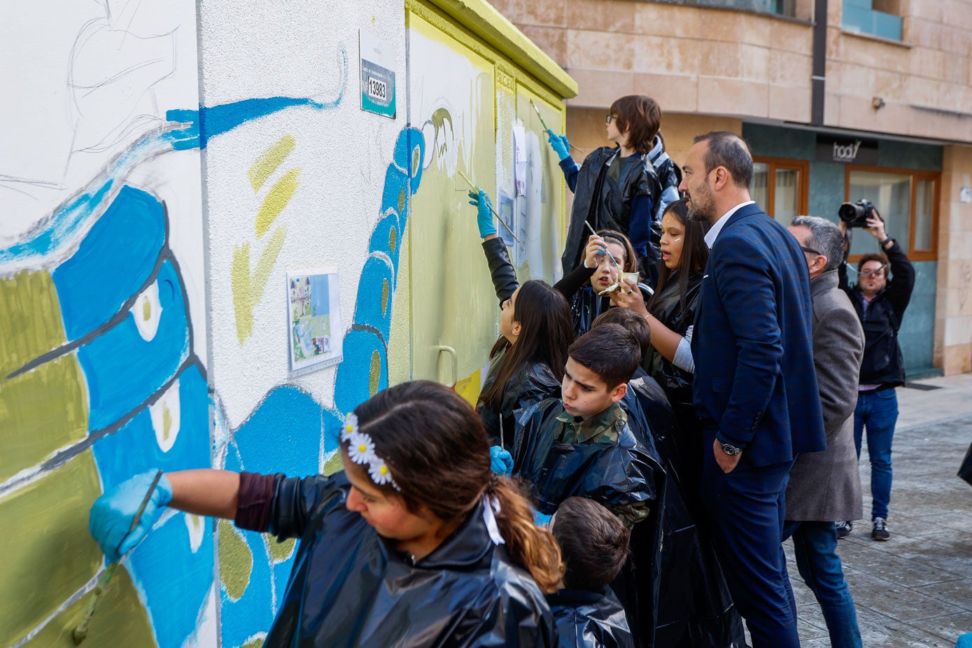 El alcalde de Torrelavega, Javier López Estrada, ha felicitado a los jóvenes pintores. Acudió al centro de transformación junto al primer teniente de alcalde, José Manuel Cruz Viadero, y al concejal de Patrimonio, Pedro Pérez Noriega.