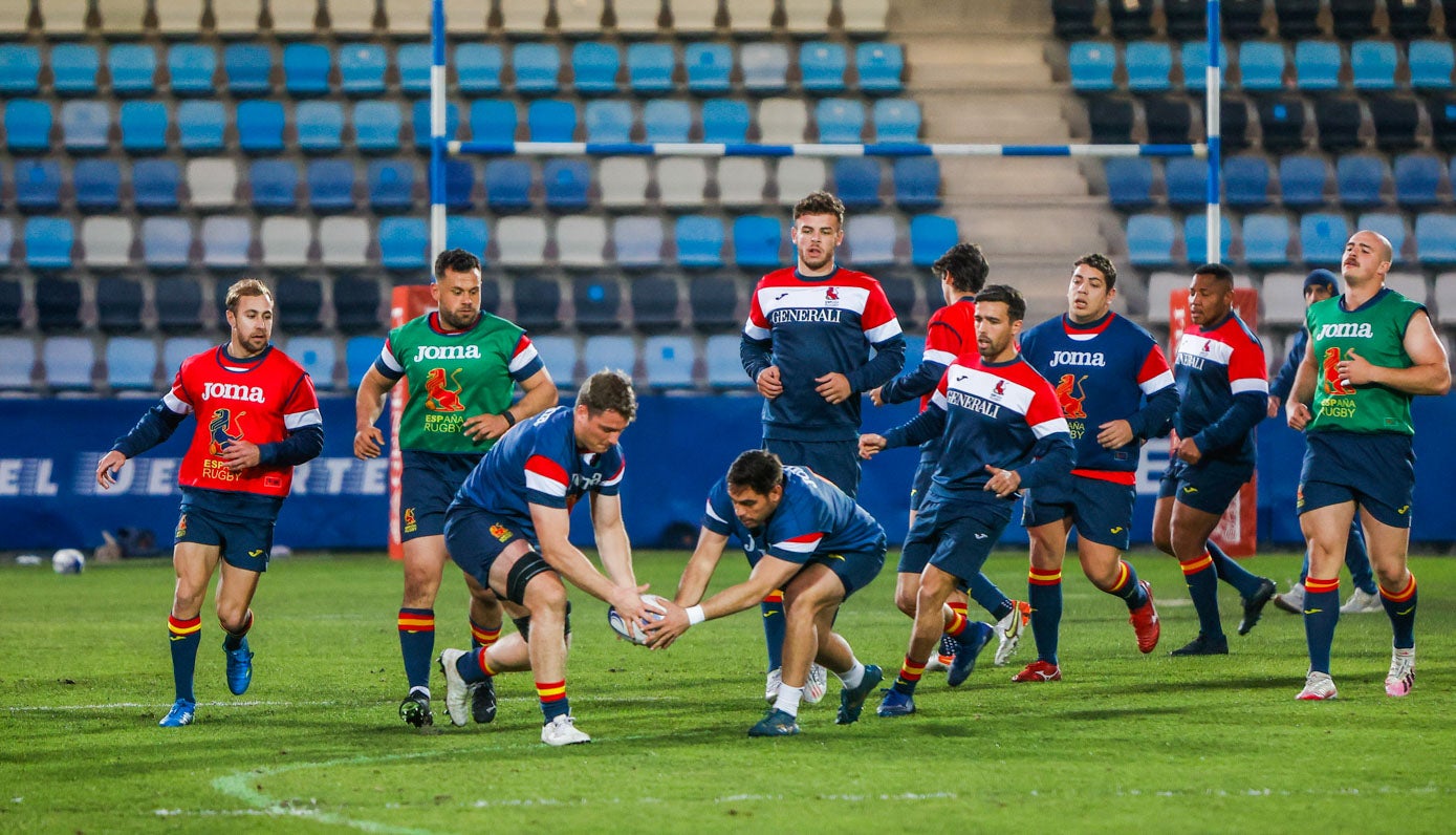 Moretón y Güemes luchan por el balón en el entrenamiento.