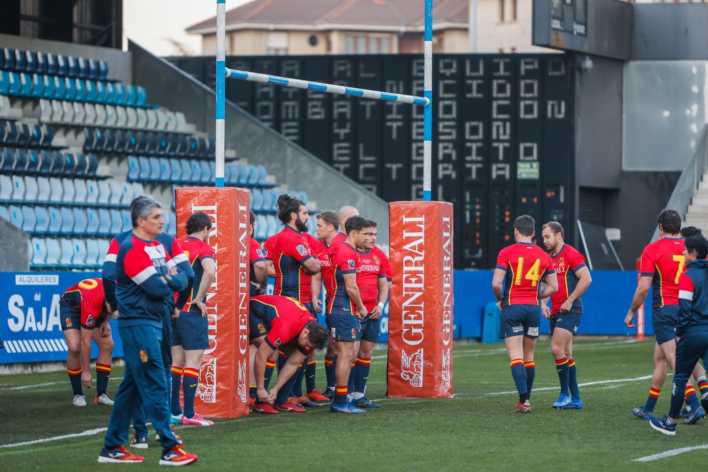 Los jugadores, con la equipación oficial, bajo una de las porterías en El Malecón.