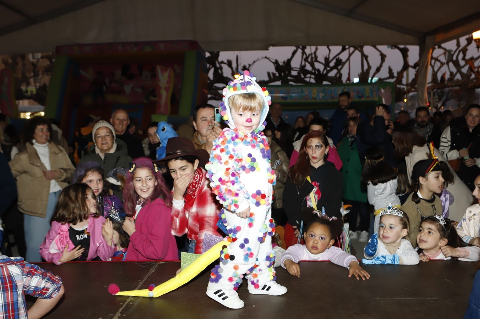 Uno de los muchos niños participantes que desfilaron por la pasarela del Carnaval de San Vicente.